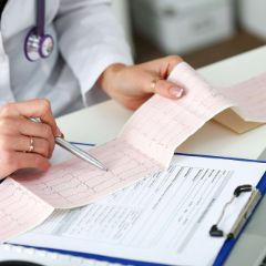 Arzt hält ein Kardiogramm in der Hand Grafik: Arzt hält ein Kardiogramm in der Hand